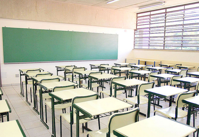A Traição do Sistema Educacional e dos Meios de Comunicação